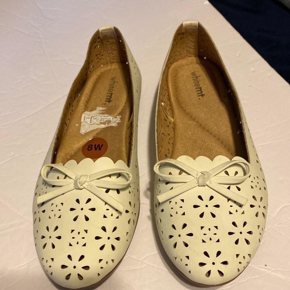 Like new Whitemt. 8 wide soft white color shoes. Padded sole.